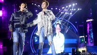 Donghae dan Eunhyuk membawakan lagu-lagu mereka diantaranya Bout You dan Oppa Oppa.