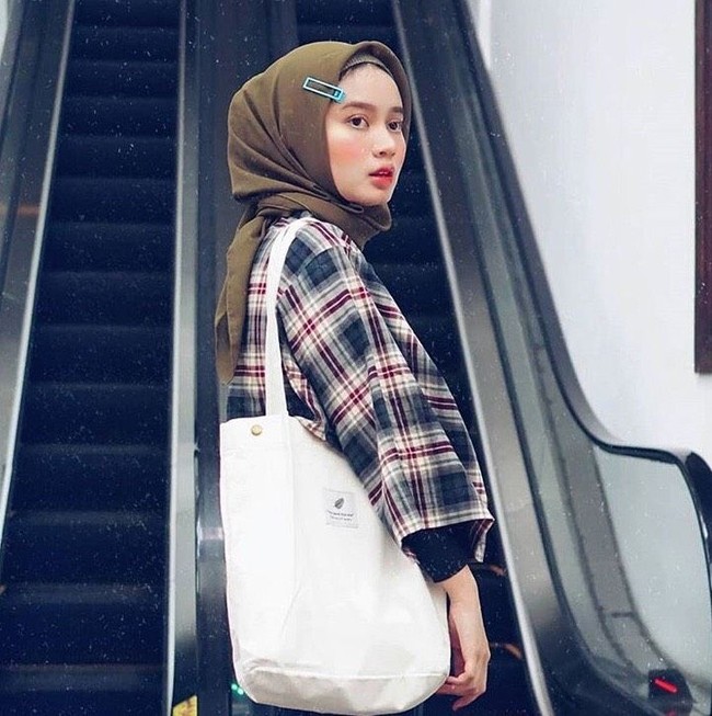 Improvisasi para hijabers dalam memakai aksesori sah-sah saja dilakukan. Jika ingin tampil ekstra, kenapa tampil biasa-biasa saja? Kalau kamu, mau ikutan tren pakai hijab jepit? Foto: Instagram Isma Nadia
