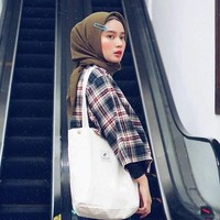 Improvisasi para hijabers dalam memakai aksesori sah-sah saja dilakukan. Jika ingin tampil ekstra, kenapa tampil biasa-biasa saja? Kalau kamu, mau ikutan tren pakai hijab jepit? Foto: Instagram Isma Nadia
