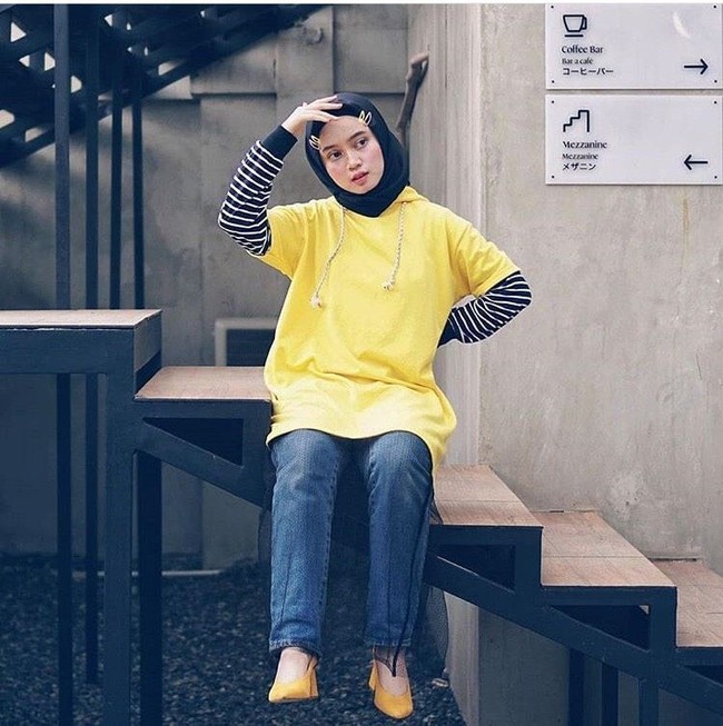 Jika Munira memakai jepit hanya saat pakai pashmina, maka Isma Nadia memakai jepit di hijab segi empatnya. Ia pun terkadang memakai jepit di kedua sisi hijabnya. Foto: Instagram Isma Nadia