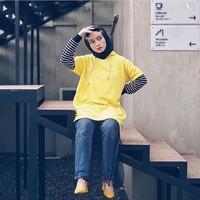 Jika Munira memakai jepit hanya saat pakai pashmina, maka Isma Nadia memakai jepit di hijab segi empatnya. Ia pun terkadang memakai jepit di kedua sisi hijabnya. Foto: Instagram Isma Nadia