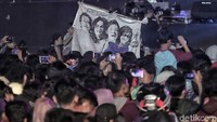Sejumlah spanduk dan poster dibawa serta oleh para Slankers untuk semakin memeriahkan suasana.