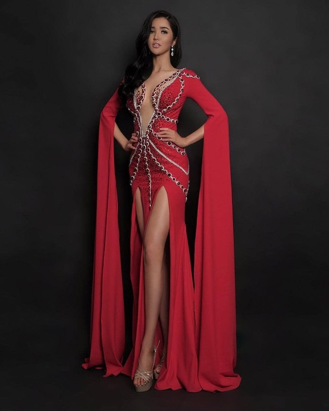 Pada babak preliminary competition atau penjurian, Sonia mengenakan gaun bernama Luminous Delima karya Anaz. Gaun dengan hiasan bebatuan itu terinspirasi dari warna Batu Merah Delima, batuan berharga di Indonesia yang diyakini punya manfaat kesehatan. Foto: Dok. Instagram @soniafergina @officialputeriindonesia