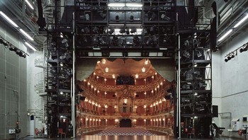 Beginilah penampakan dibalik panggung teater besar. Foto: Boredpanda