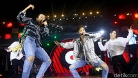 Aksi panggung yang enerjik ditampilkan oleh Donghae dan Eunhyuk saat tampil di HUT Transmedia hari kedua.