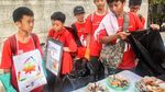Aksi Anak SMP Bersih-bersih Sampah Plastik di Car Free Day