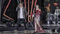 Aksi panggung Pasha Ungu saat berduet dengan Ayu Ting Ting.