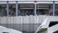 Turap itu pun melintasi kali yang berada di dekat Stasiun Duri, Jakarta.