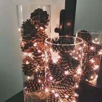 Pastikan dekorasimu mengandung unsur-unsur khas Natal seperti warna merah, hijau, dan keemasan serta ornamen pohon pinus. Foto: dok. Pinterest