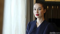 Bagaimana ingin kenal lebih dekat dengan Nadya? Baca bukunya ya guys!