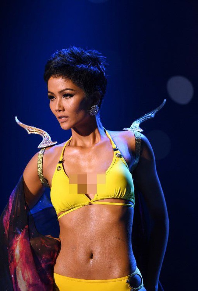 HHen Nie pun telah buka suara mengenai kontroversi ini. Ia justru membela Miss USA asal Nebraska tersebut yang dianggap telah membantunya. Semua orang di kompetisi ini, termasuk diriku sendiri, mencintai dan menghormati satu sama lain. Ketika dia tahu mengenai kesulitanku dengan bahasa, dia memberi perhatian dan menunjukkanku cinta. Itulah mengapa dia tahu mengenai ini. Terima kasih Mss USA karena telah menjagaku, menunjukkanku cinta, dan membantuku belakangan ini, kata Nie kepada CNN. Foto: Lillian SUWANRUMPHA / AFP