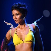 HHen Nie pun telah buka suara mengenai kontroversi ini. Ia justru membela Miss USA asal Nebraska tersebut yang dianggap telah membantunya. Semua orang di kompetisi ini, termasuk diriku sendiri, mencintai dan menghormati satu sama lain. Ketika dia tahu mengenai kesulitanku dengan bahasa, dia memberi perhatian dan menunjukkanku cinta. Itulah mengapa dia tahu mengenai ini. Terima kasih Mss USA karena telah menjagaku, menunjukkanku cinta, dan membantuku belakangan ini, kata Nie kepada CNN. Foto: Lillian SUWANRUMPHA / AFP