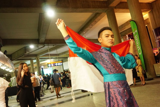 Tak kalah seru, pageant lovers Indonesia tampil dengan gaya seru ala mereka sendiri. Seperti Ressa asal Jakarta, yang mengenakan pakaian khas Thailand dengan bahan Songket Palembang. Ia ingin memadukan budaya Indonesia dengan Thailand. Foto: Frieda Isyana Putri/Detikcom