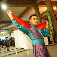 Tak kalah seru, pageant lovers Indonesia tampil dengan gaya seru ala mereka sendiri. Seperti Ressa asal Jakarta, yang mengenakan pakaian khas Thailand dengan bahan Songket Palembang. Ia ingin memadukan budaya Indonesia dengan Thailand. Foto: Frieda Isyana Putri/Detikcom
