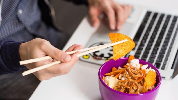 makan pakai sumpit