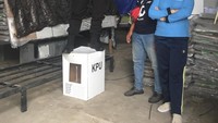 Kalau tahan air iya, kalau hanya kena hujan dia nggak masalah, ini plastiknya saja sudah lapis tiga. Ini kan posisinya di Badung terendam air 3 jam, jangankan karton, kayu aja kalau terendam juga rusak kan. Kalau dalam konteks kotak suara ini berbahan dasar karton kekuatannya diragukan, kami sangkal, karena sudah kami uji. Saya beratnya 62 kg berdiri di atasnya masih kuat, ada juga polisi beratnya 95 kg kotaknya juga masih tahan kok, kata Ketua KPUD Badung I Wayan Semara Cipta