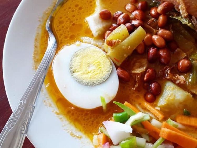 Gurihnya Lontong Kari Penambah Energi di Senin Pagi