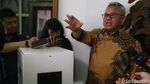 Ketua KPU Semprot Kardus Kotak Suara dengan Air, Hasilnya?