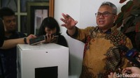 Ia mengatakan saat ini mekanisme pengadaan kotak suara berbahan karton kedap air sudah diperkuat di dalam UU Pemilu. Menurutnya, dalam salah satu pasal, disebutkan kotak suara harus terbuat dengan transparan. Ia mengatakan saat ini mekanisme pengadaan kotak suara berbahan karton kedap air sudah diperkuat di dalam UU Pemilu. Menurutnya, dalam salah satu pasal, disebutkan kotak suara harus terbuat dengan transparan.