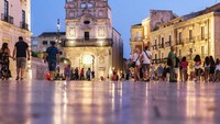 Suasana Sisilia saat malam. Ada banyak pagelaran budaya dan seni di sana setiap tahunnya (iStock)