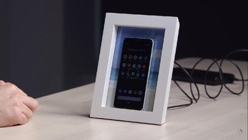 Cukup tempatkan ponsel seperti ini dan smartphone tersebut akan langsung terisi dayanya. Foto: YouTube/Unbox Therapy