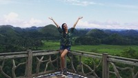 Berpose di Chocolate Hills Adventure Park, Carmen, Bohol. Bukit ini sangat terkenal di Filipina. (catriona_gray/Instagram)