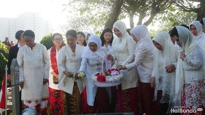 Khusyuknya Doa Iriana Jokowi Saat Kunjungi Taman Makam Pahlawan