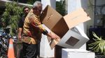 Ketua KPU Semprot Kardus Kotak Suara dengan Air, Hasilnya?