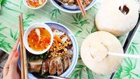 Jalan-jalan ke banyak negara menghiasi momen foto Instagram Catriona. Di Ho Chi Minh City, ia menemukan Vermicelli Bowl paling enak menurutnya. Duh, es kelapanya juga menggoda! Foto: Instagram catriona_gray