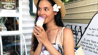 Filipina terkenal akan ubi ungunya. Catriona pun tak ketinggalan mencicip es krim ungu berbahan ubi. Manisan es krim atau senyumnya nih? Foto: Instagram catriona_gray