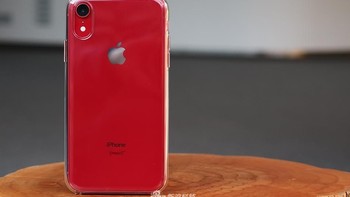 Saat case transparan dipasang di iPhone X merah. Foto: Sina Mobile