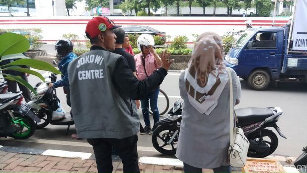 Massa membubarkan diri