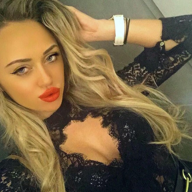 Kehidupan mewah seperti liburan dengan kapal pesiar dan mengenakan tas dari desainer ternama kerap ditonjolkannya di media sosial. Foto: Facebook