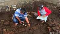 Reruntuhan Kerajaan Majapahit ditemukan di Dusun Sambeng, Desa Belahantengah, Mojosari, Kabupaten Mojokerto.