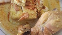 Selain disuwir, daging ayam dalam kari sering disajikan dalam potongan. Tentu saja makin mantap dan puas makannya. Foto: Instagram @vierasyadartav