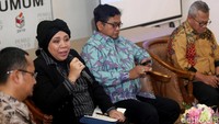 Para tokoh yang hadir diantaranya adalah peneliti Network for Democracy and Electoral Integrity (Netgrit) Ferry Kurnia Rizkiyansyah (kiri), juru bicara Tim Kampanye Nasional (TKN) Jokowi-Maruf Amin Lena Haryana Mukti (dua dari kiri), juru bicara tim Prabowo-Sandi Viva Yoga Mauladi, dan Ketua KPU Arief Budiman.