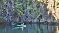 Cantik kan pemandangan di Small Lagoon, El Nido, Palawan ? Ditambah lagi dengan adanya Catriona Gray berpose di sana. (catriona_gray/Instagram)