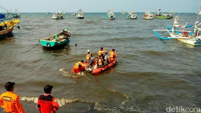 Telusuri Mayat Mengambang, Tim SAR Situbondo Lakukan Pencarian