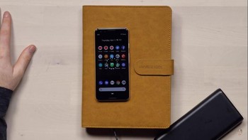 Fitur wireless charging ditempatkan di muka notebook ini. Foto: YouTube/Unbox Therapy