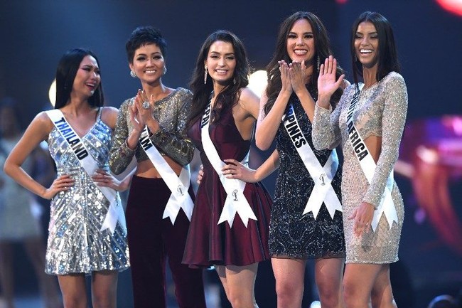 Ketika namanya dipanggil masuk dalam 20 besar finalis Miss Universe 2018, Catriona yang dibalut gaun hitam sequin Sherri Hill tampil memikat. Foto: Lillian SUWANRUMPHA / AFP