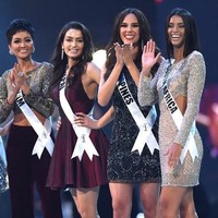 Ketika namanya dipanggil masuk dalam 20 besar finalis Miss Universe 2018, Catriona yang dibalut gaun hitam sequin Sherri Hill tampil memikat. Foto: Lillian SUWANRUMPHA / AFP