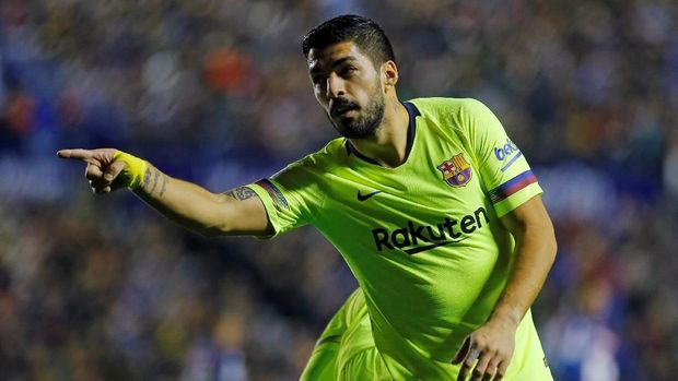 Luis Suarez mencetak gol pembuka Barcelona ke gawang Levante. (