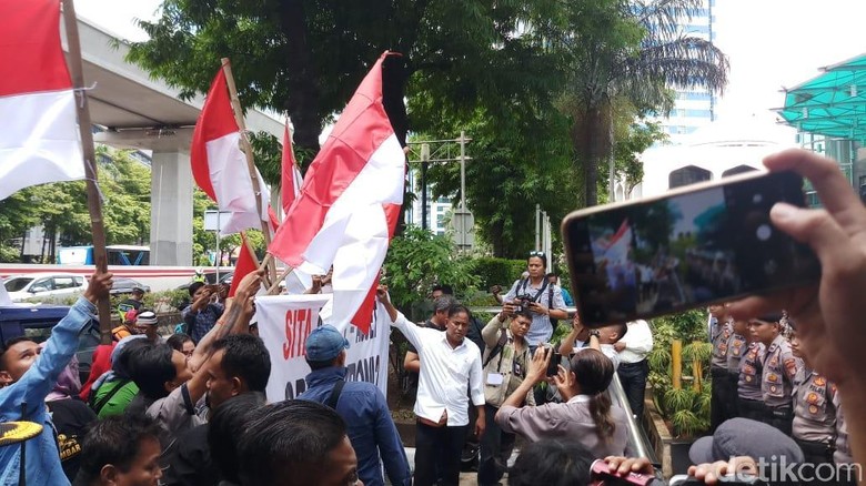 Massa Demo Tuntut Negara Segera Rampas Gedung Granadi Massa Demo Tuntut Negara Segera Rampas Gedung Granadi