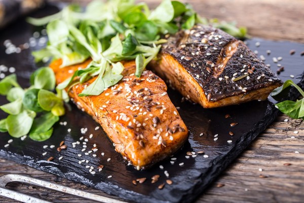 Sepotong salmon lada hitam dengan warna kecokelatan sempurna