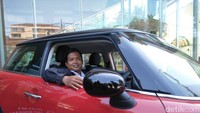 Mobil berharga Rp 700 jutaan tersebut dibelinya dengan mengeluarkan kocek Rp 12.000 di luar pajak dan bea balik nama.