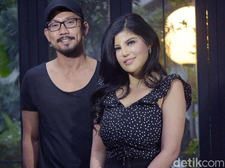 Foto: Denny Sumargo dan Dita Soedarjo (Noel/detikFoto) Foto: Denny Sumargo dan Dita Soedarjo (Noel/detikFoto)