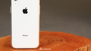 Saat case transparan dipasang di iPhone X putih. Foto: Sina Mobile