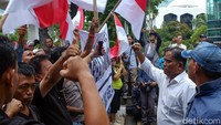 Massa datang membawa bendera Merah Putih dan spanduk besar bertuliskan sita aset orba dan kroni-kroninya. Di depan pagar Gedung Granadi juga sudah terparkir mobil komando.