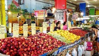 Siapa sangka Catrina suka main ke pasar. Di Rustys Markets, Australia, model yang juga bisa nyanyi ini cuci mata dengan ragam buah segar. Foto: Instagram catriona_gray