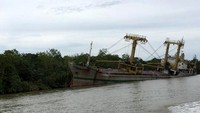 Saat dilihat nama kapal dengan memperbesar gambar di telepon genggam, terlihat tulisan KM Sangalaki Permai, Surabaya. Jadi kita boleh perkirakan kapal ini aslinya dari Surabaya, entah mengapa tiba-tiba karam di Kalimantan. Sementara Sangalaki sendiri merupakan nama sebuah pulau di Kepulauan Derawan, Kabupaten Berau, Kalimantan Timur yang sering disinggahi wisatawan karena jadi tempat penetesan tukik penyu.